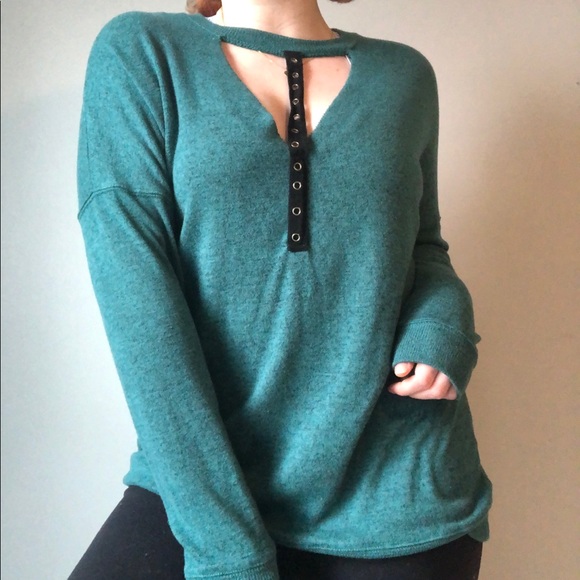 Soft long sleeved top with keyhole front - Picture 2 of 4